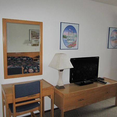 Airport Chalet Hotel Whitehorse Bagian luar foto