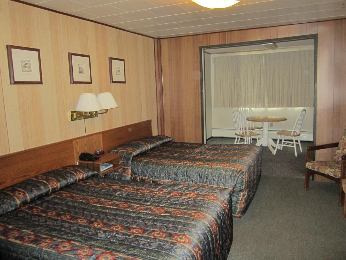 Airport Chalet Whitehorse Bagian luar foto