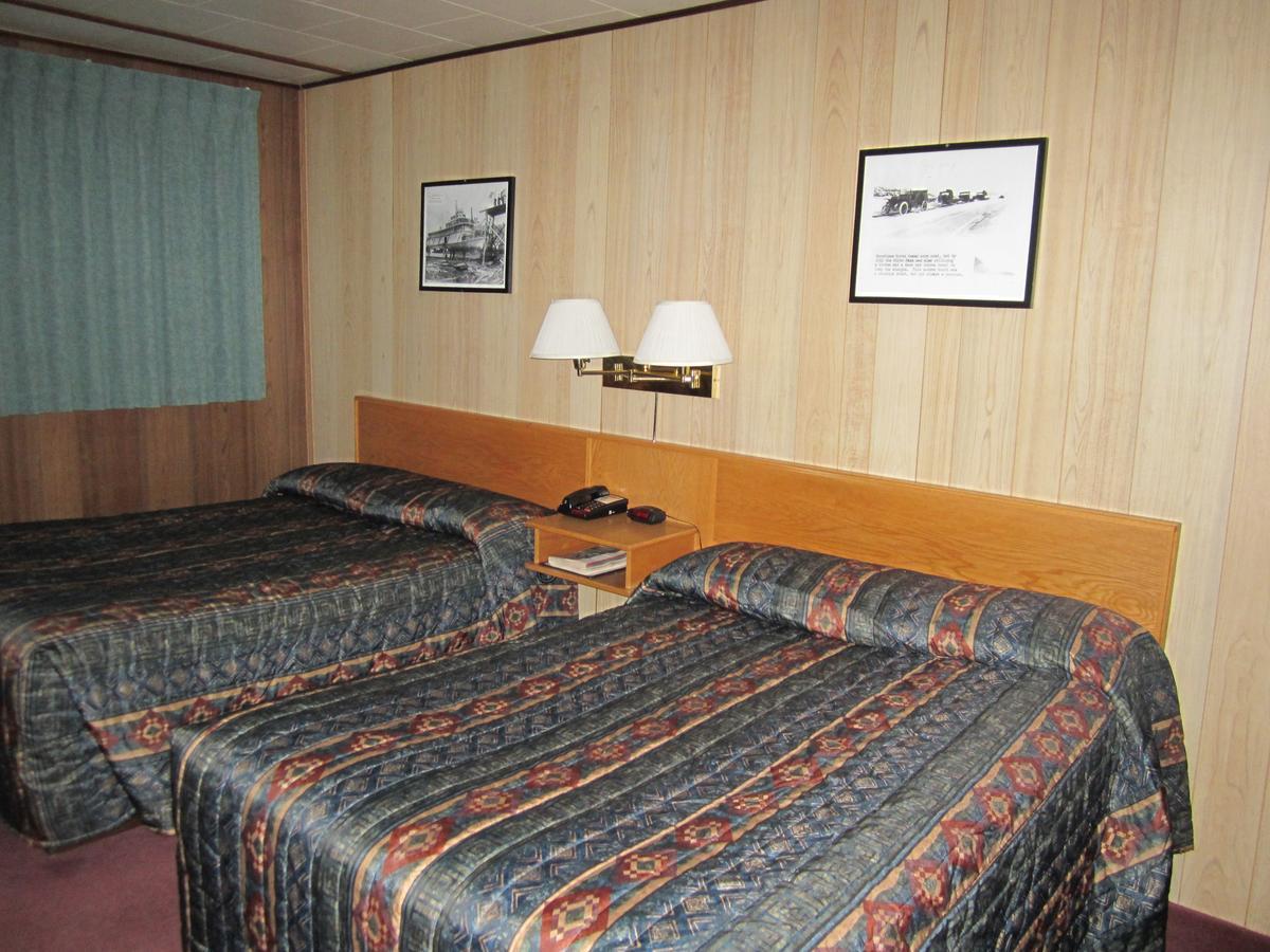 Airport Chalet Hotel Whitehorse Bagian luar foto