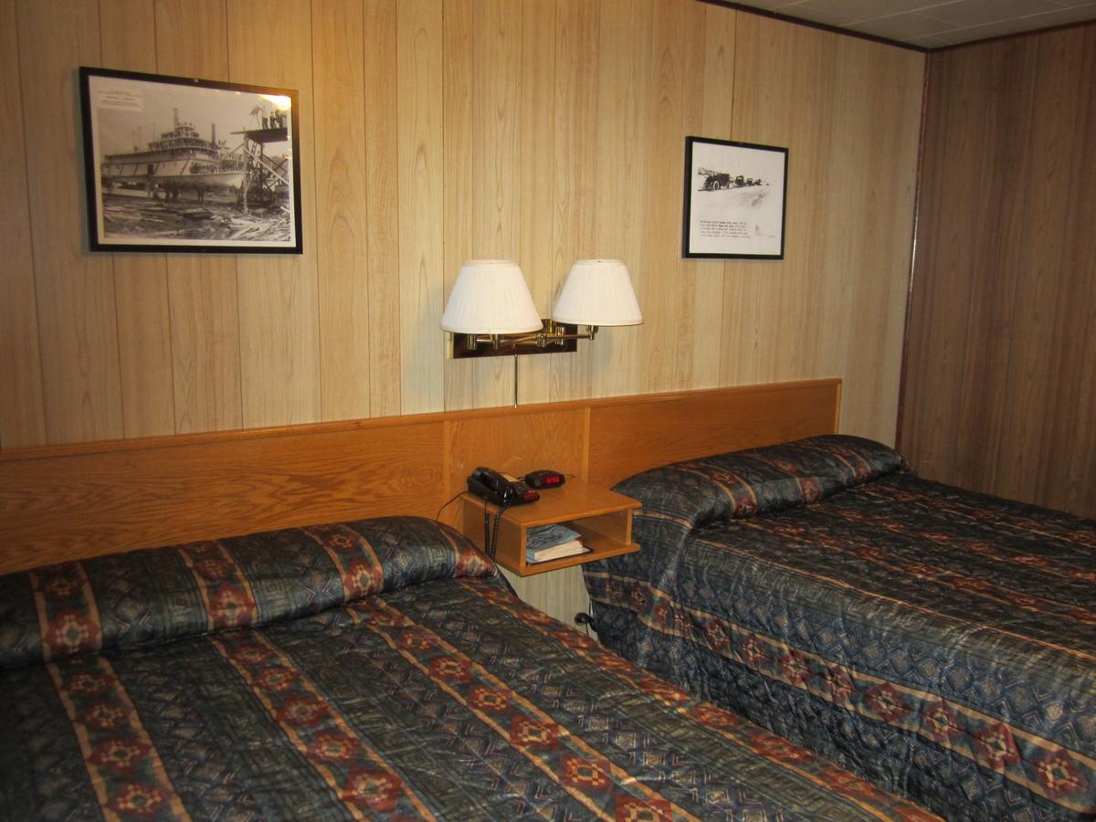 Airport Chalet Hotel Whitehorse Bagian luar foto