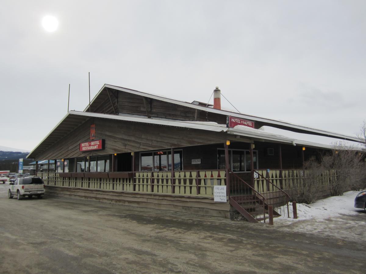 Airport Chalet Hotel Whitehorse Bagian luar foto