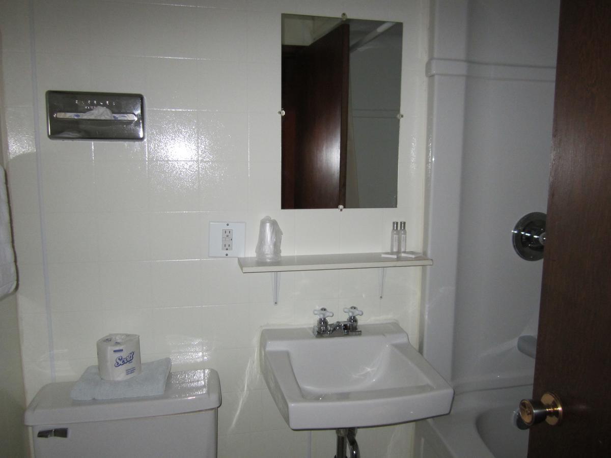 Airport Chalet Whitehorse Bagian luar foto