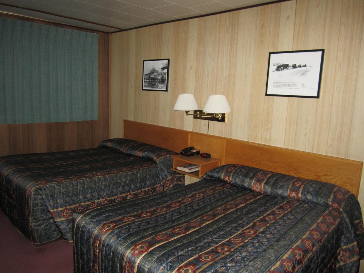 Airport Chalet Whitehorse Bagian luar foto