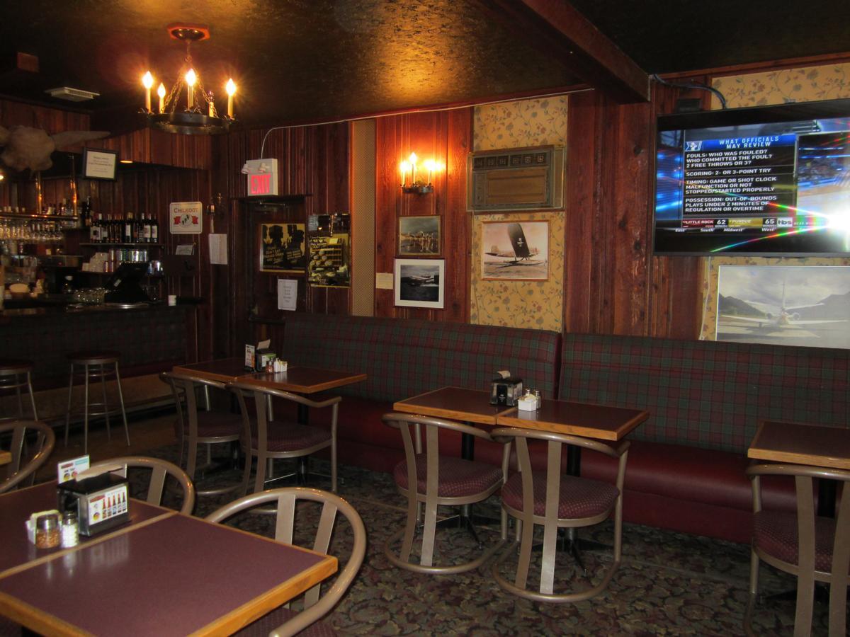 Airport Chalet Whitehorse Bagian luar foto
