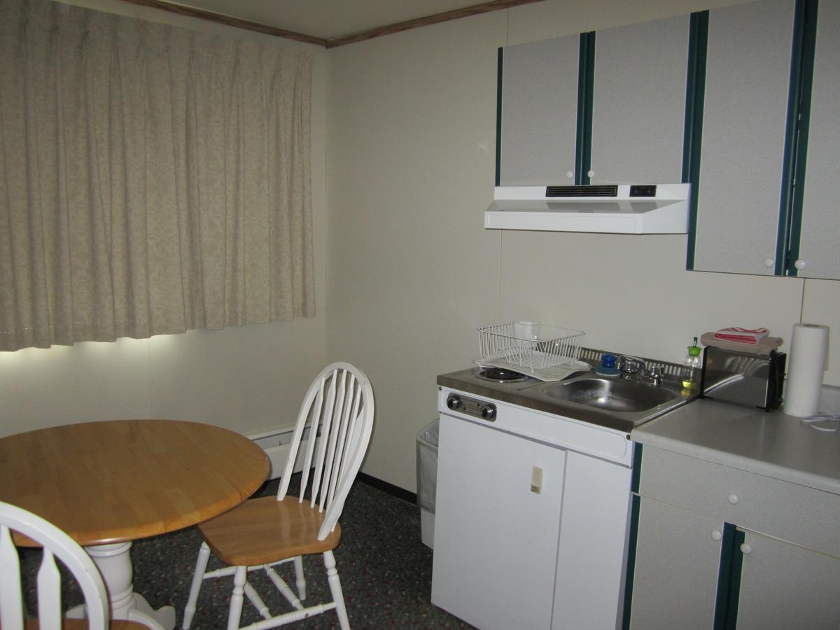 Airport Chalet Whitehorse Bagian luar foto