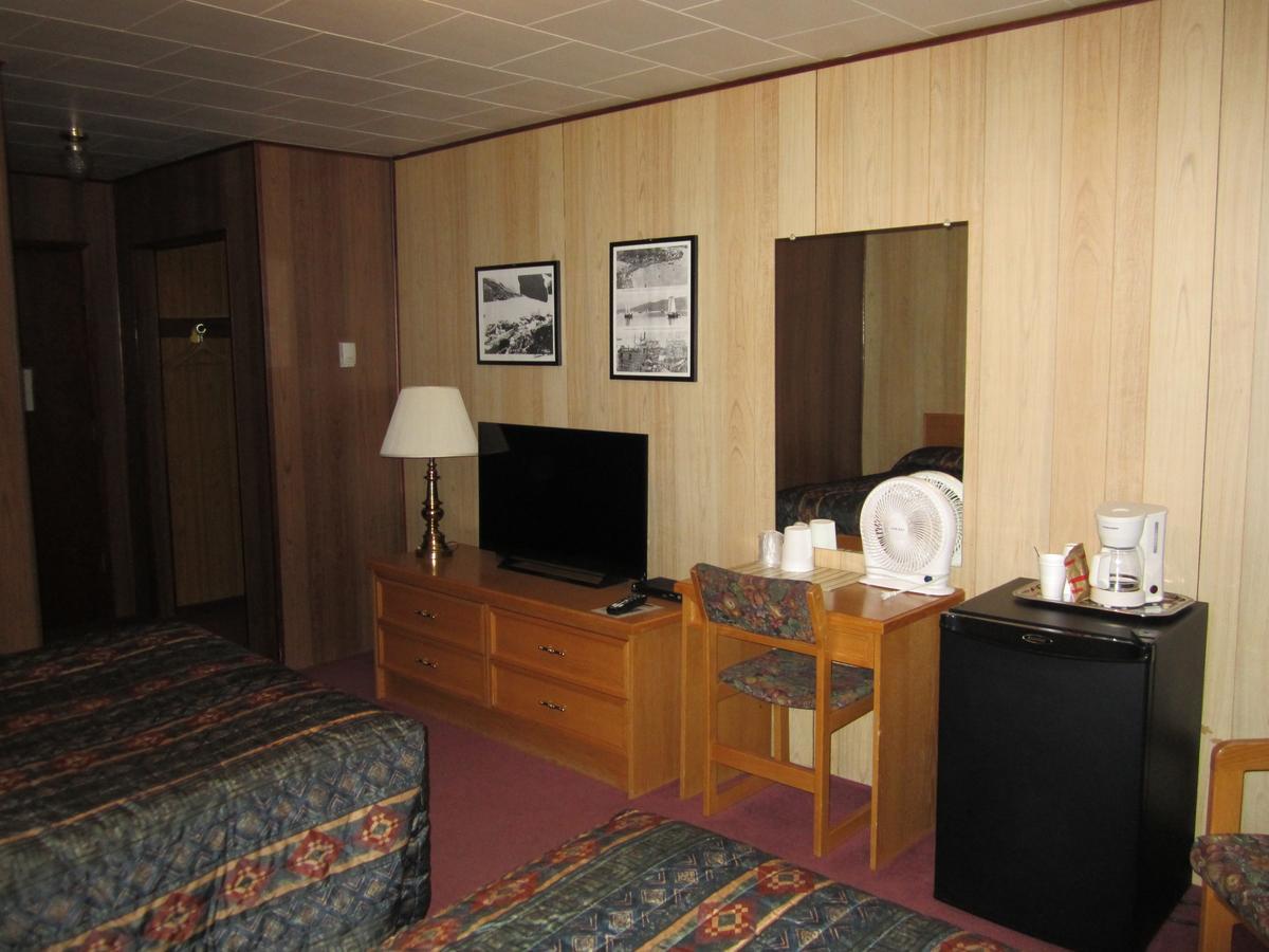 Airport Chalet Hotel Whitehorse Bagian luar foto