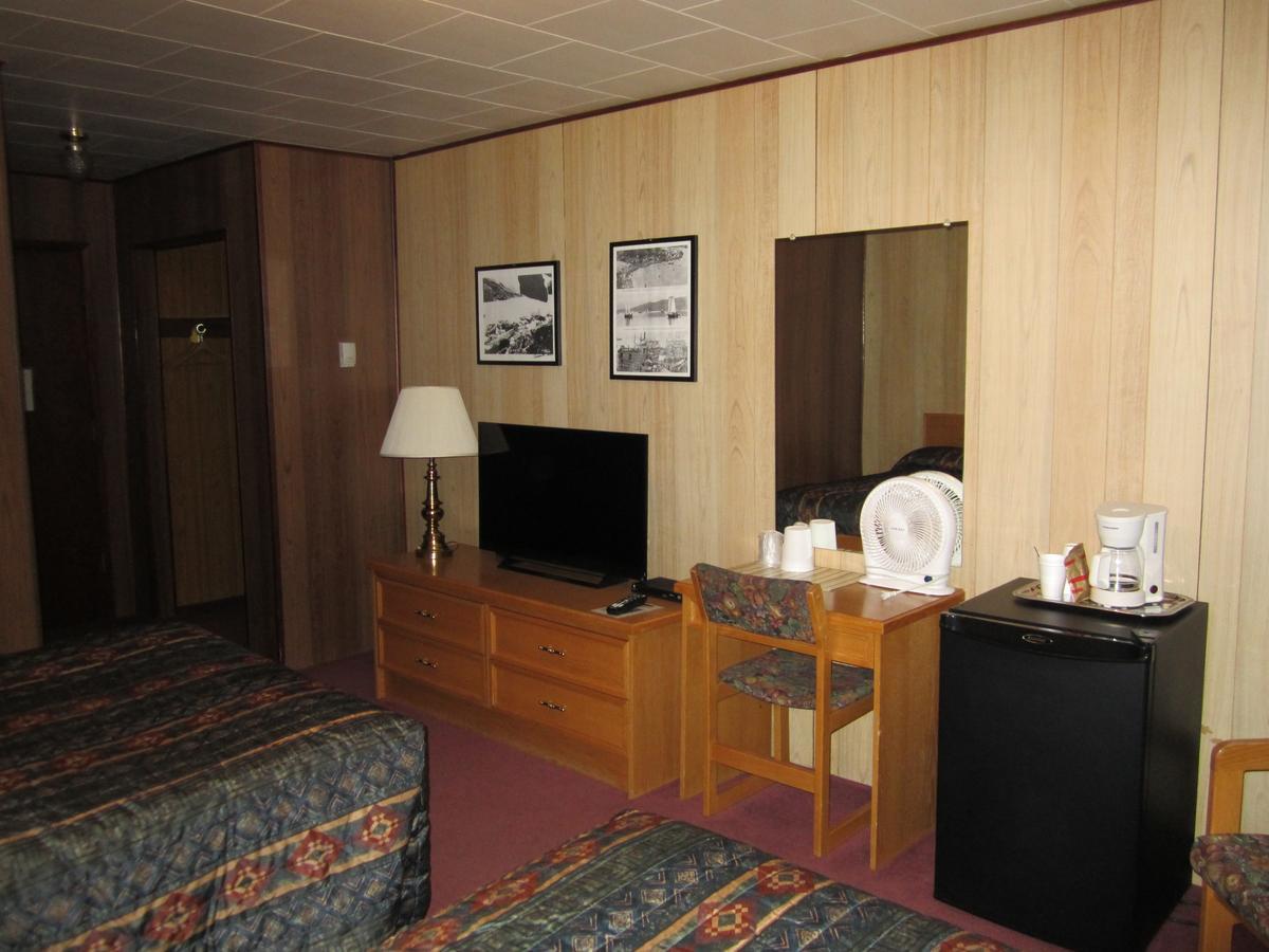 Airport Chalet Whitehorse Bagian luar foto