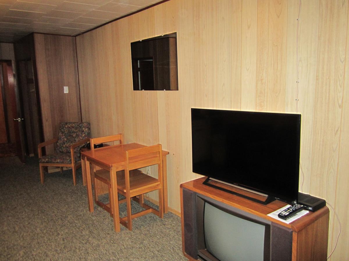 Airport Chalet Whitehorse Bagian luar foto
