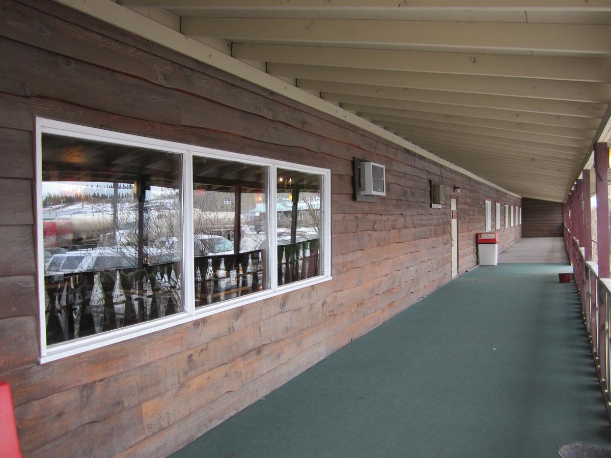 Airport Chalet Whitehorse Bagian luar foto