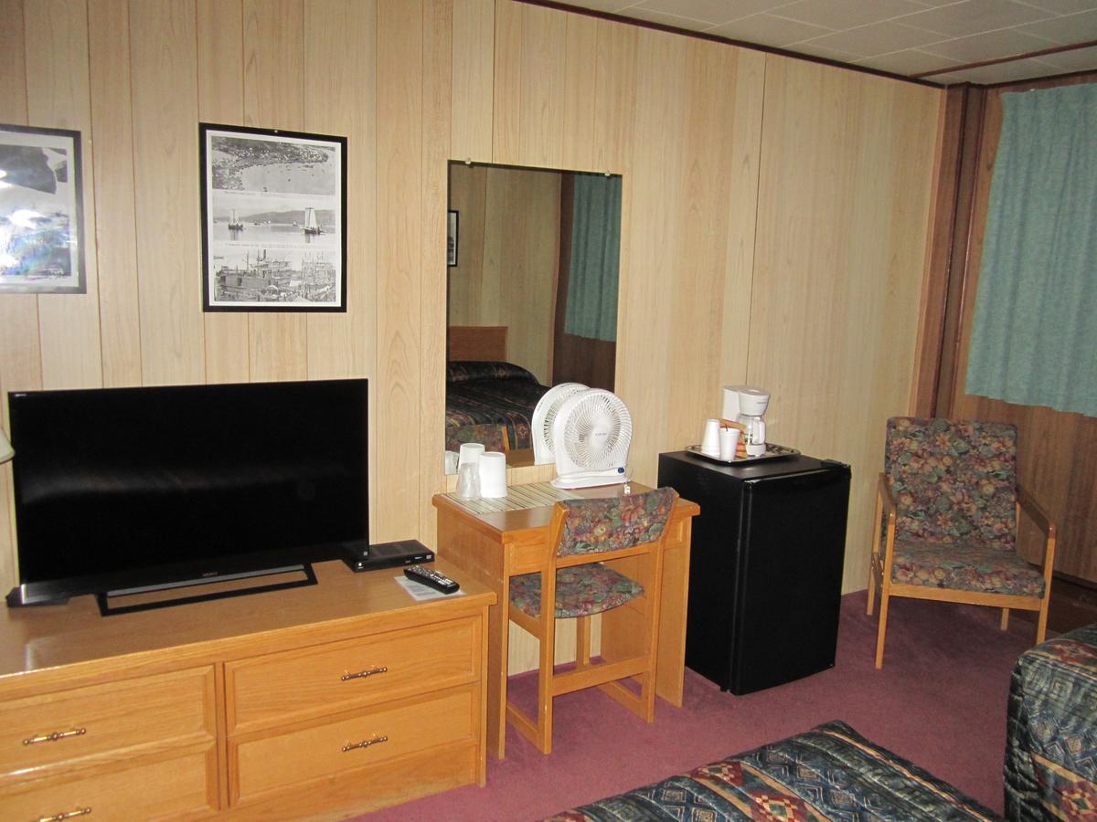 Airport Chalet Hotel Whitehorse Bagian luar foto