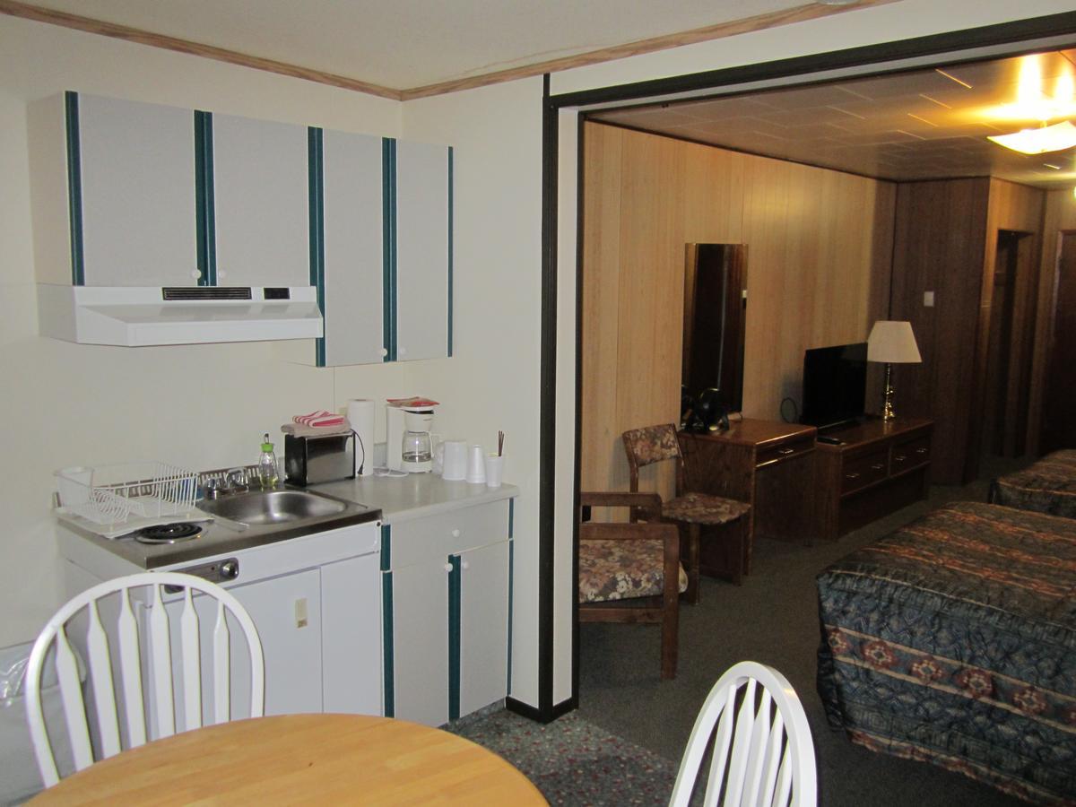 Airport Chalet Whitehorse Bagian luar foto