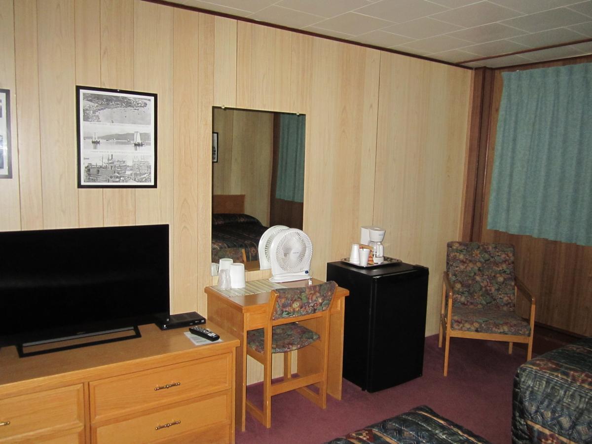 Airport Chalet Whitehorse Bagian luar foto