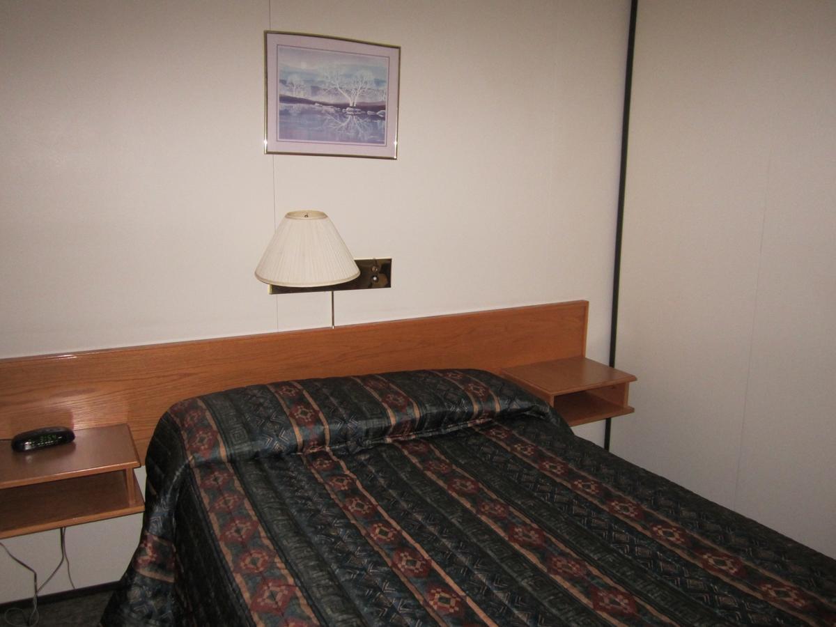Airport Chalet Whitehorse Bagian luar foto