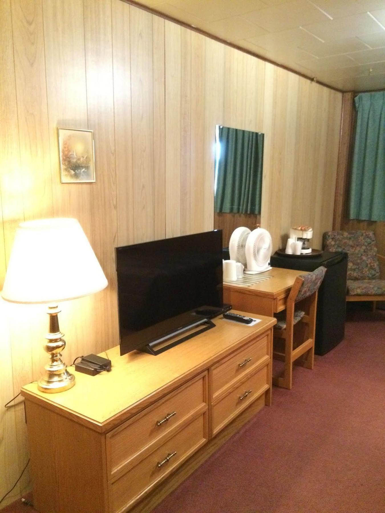 Airport Chalet Whitehorse Bagian luar foto
