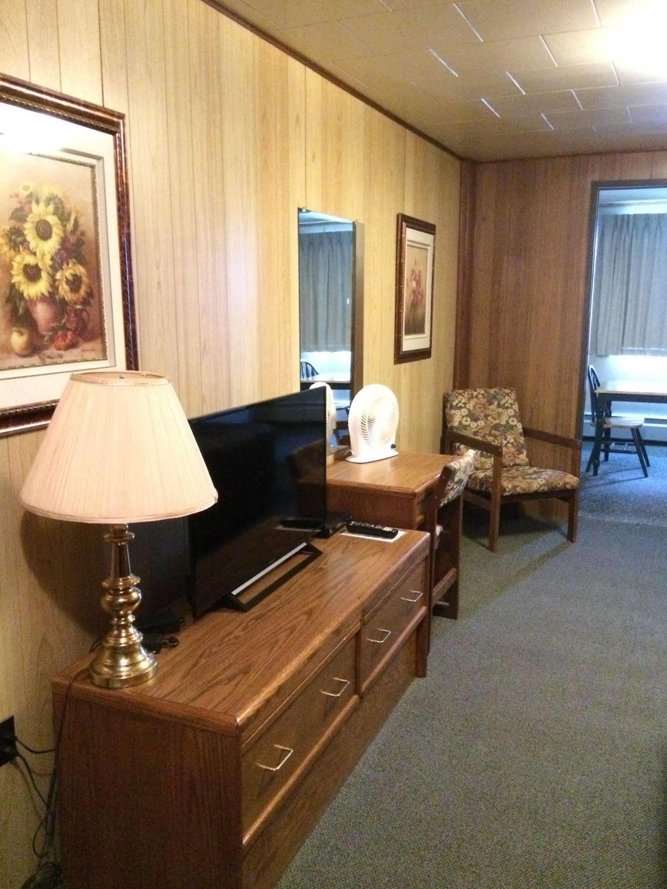 Airport Chalet Whitehorse Bagian luar foto
