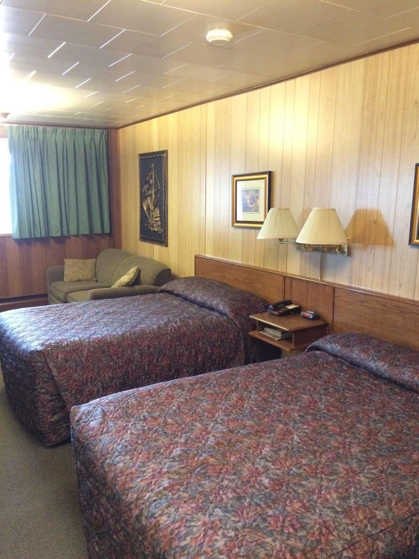 Airport Chalet Whitehorse Bagian luar foto