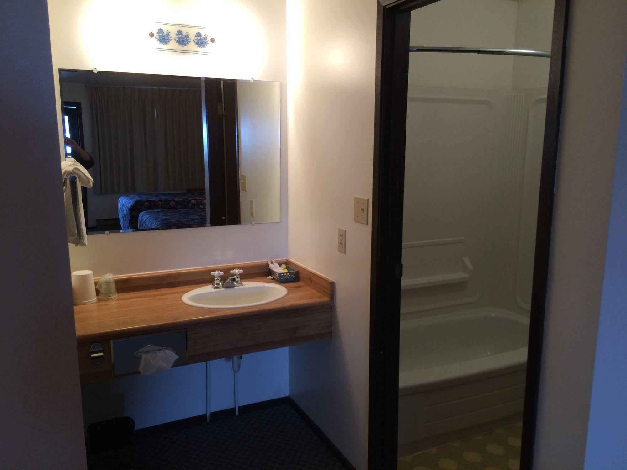 Airport Chalet Whitehorse Bagian luar foto
