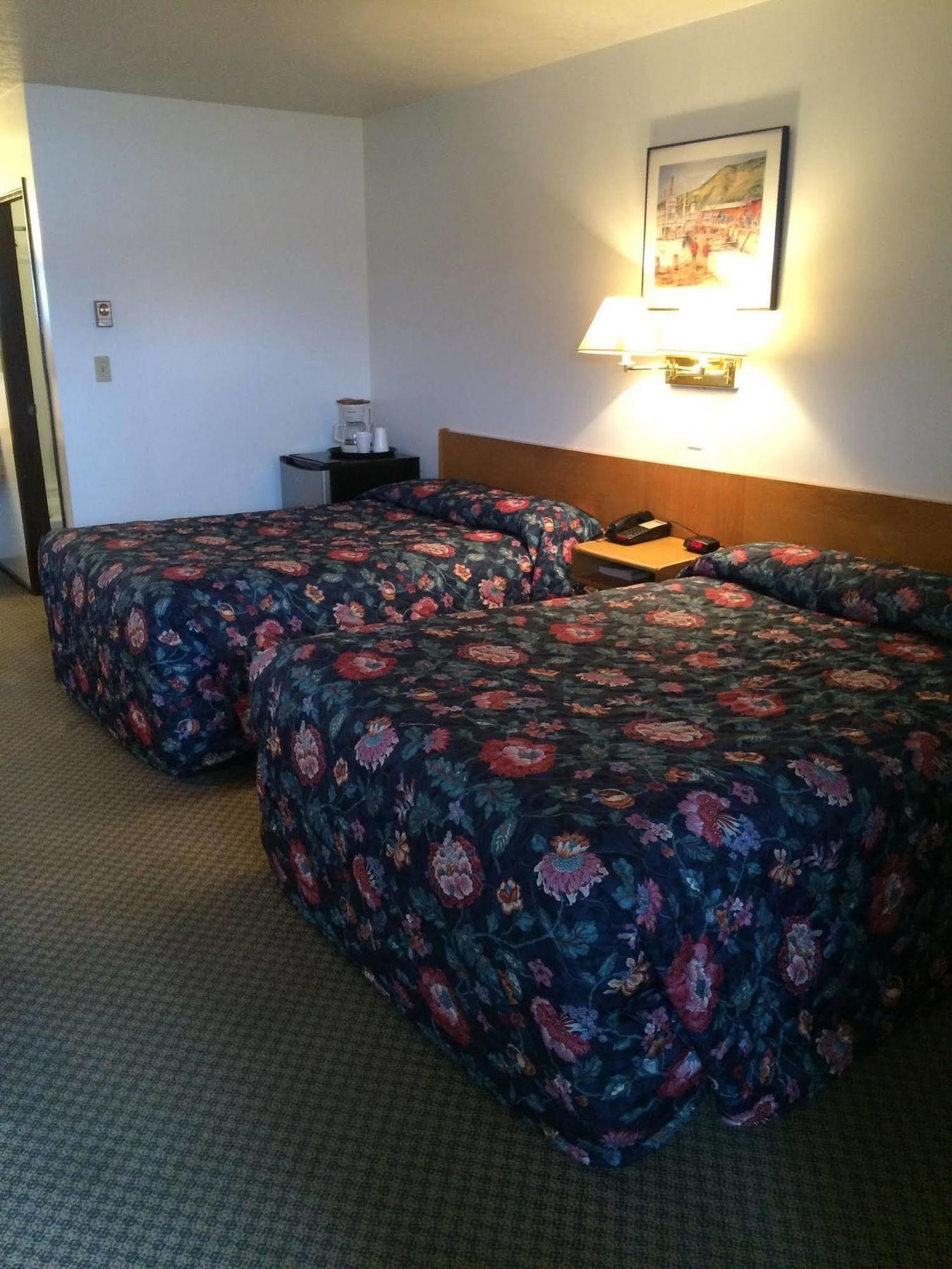 Airport Chalet Whitehorse Bagian luar foto
