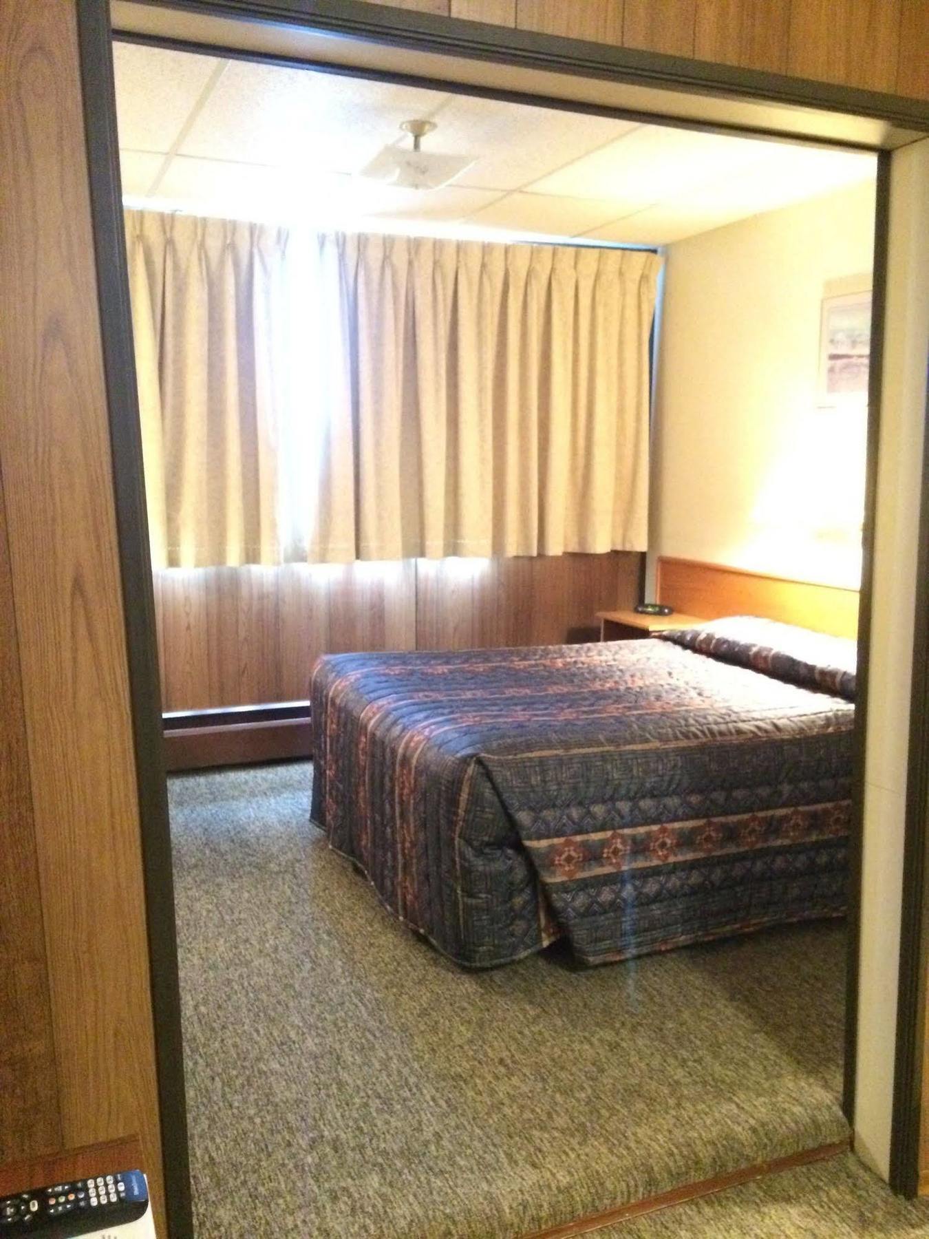 Airport Chalet Whitehorse Bagian luar foto