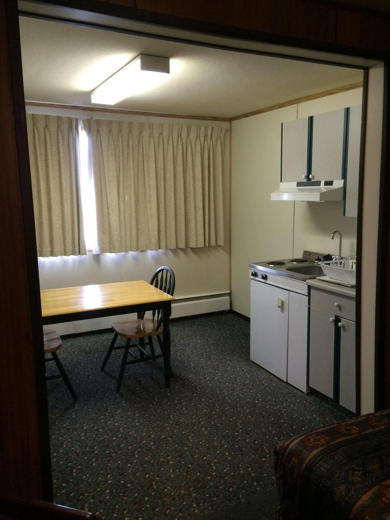Airport Chalet Whitehorse Bagian luar foto