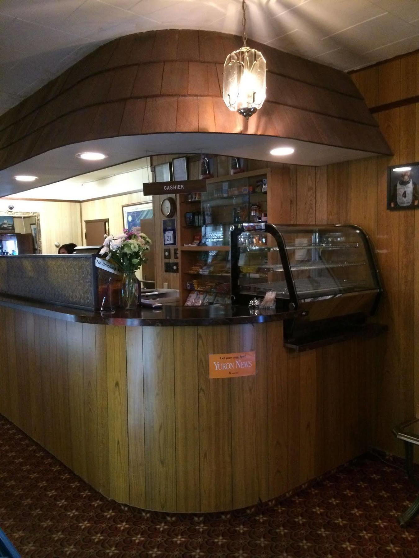 Airport Chalet Whitehorse Bagian luar foto